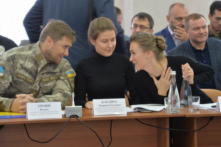 Розпочалося виїзне засідання Комітету з питань прав людини, деокупації та реінтеграції тимчасово окупованих територій у Донецькій, Луганській областях та Автономній Республіці Крим, міста Севастополя, національних меншин і міжнаціональних відносин в м. Сєвєродонецьк.

Голова Комітету Дмитро Лубінець відкрив засідання та звернувся з вітальним словом до учасників заходу. 
Дмитро Лубінець подякував керівництву Луганської обласної державної адміністрації Віталію Комарницькому за сприяння в організації і проведенні засідання, а також співорганізаторам засідання - Офісу Ради Європи в Україні. 
«Ми на власні очі побачили і почули про ті речі, які найбільш турбують як мешканців регіону, так і органи місцевої влади. Без сумніву це допоможе нам визначити першочергові кроки своєї законодавчої діяльності», - зазначив Голова Комітету.

На засіданні присутні члени Комітету:
Лубінець Дмитро Валерійович,
Ткаченко Максим Миколайович,
Горбенко Руслан Олександрович,
Яковлєва Неллі Іллівна,
Умеров Рустем Енверович,
Тарасенко Тарас Петрович,
Касай Костянтин Іванович,
Кузнєцов Олексій Олександрович,
Чийгоз Ахтем Зейтуллайович,
Калаур Іван Романович.
