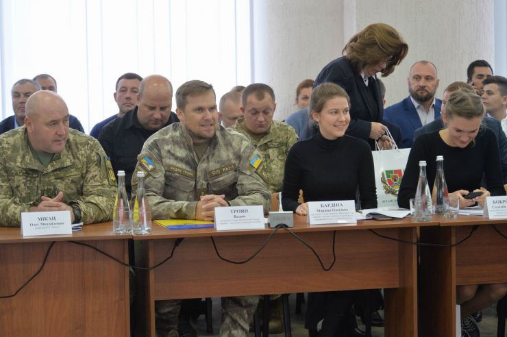 Розпочалося виїзне засідання Комітету з питань прав людини, деокупації та реінтеграції тимчасово окупованих територій у Донецькій, Луганській областях та Автономній Республіці Крим, міста Севастополя, національних меншин і міжнаціональних відносин в м. Сєвєродонецьк.

Голова Комітету Дмитро Лубінець відкрив засідання та звернувся з вітальним словом до учасників заходу. 
Дмитро Лубінець подякував керівництву Луганської обласної державної адміністрації Віталію Комарницькому за сприяння в організації і проведенні засідання, а також співорганізаторам засідання - Офісу Ради Європи в Україні. 
«Ми на власні очі побачили і почули про ті речі, які найбільш турбують як мешканців регіону, так і органи місцевої влади. Без сумніву це допоможе нам визначити першочергові кроки своєї законодавчої діяльності», - зазначив Голова Комітету.

На засіданні присутні члени Комітету:
Лубінець Дмитро Валерійович,
Ткаченко Максим Миколайович,
Горбенко Руслан Олександрович,
Яковлєва Неллі Іллівна,
Умеров Рустем Енверович,
Тарасенко Тарас Петрович,
Касай Костянтин Іванович,
Кузнєцов Олексій Олександрович,
Чийгоз Ахтем Зейтуллайович,
Калаур Іван Романович.
