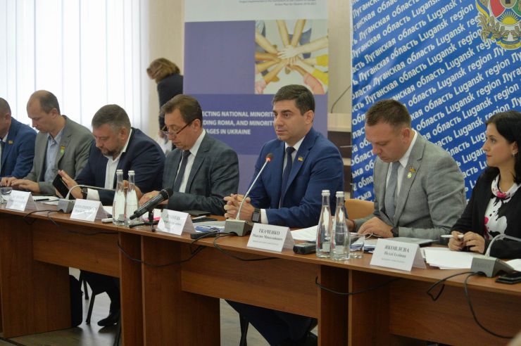 Розпочалося виїзне засідання Комітету з питань прав людини, деокупації та реінтеграції тимчасово окупованих територій у Донецькій, Луганській областях та Автономній Республіці Крим, міста Севастополя, національних меншин і міжнаціональних відносин в м. Сєвєродонецьк.

Голова Комітету Дмитро Лубінець відкрив засідання та звернувся з вітальним словом до учасників заходу. 
Дмитро Лубінець подякував керівництву Луганської обласної державної адміністрації Віталію Комарницькому за сприяння в організації і проведенні засідання, а також співорганізаторам засідання - Офісу Ради Європи в Україні. 
«Ми на власні очі побачили і почули про ті речі, які найбільш турбують як мешканців регіону, так і органи місцевої влади. Без сумніву це допоможе нам визначити першочергові кроки своєї законодавчої діяльності», - зазначив Голова Комітету.

На засіданні присутні члени Комітету:
Лубінець Дмитро Валерійович,
Ткаченко Максим Миколайович,
Горбенко Руслан Олександрович,
Яковлєва Неллі Іллівна,
Умеров Рустем Енверович,
Тарасенко Тарас Петрович,
Касай Костянтин Іванович,
Кузнєцов Олексій Олександрович,
Чийгоз Ахтем Зейтуллайович,
Калаур Іван Романович.
