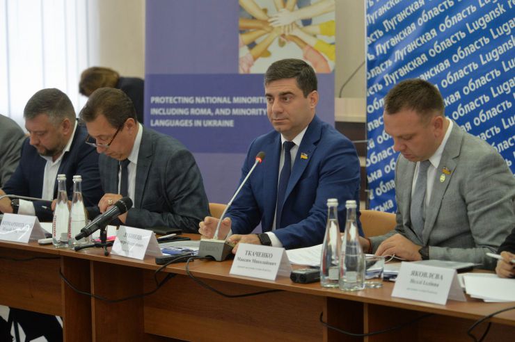 Розпочалося виїзне засідання Комітету з питань прав людини, деокупації та реінтеграції тимчасово окупованих територій у Донецькій, Луганській областях та Автономній Республіці Крим, міста Севастополя, національних меншин і міжнаціональних відносин в м. Сєвєродонецьк.

Голова Комітету Дмитро Лубінець відкрив засідання та звернувся з вітальним словом до учасників заходу. 
Дмитро Лубінець подякував керівництву Луганської обласної державної адміністрації Віталію Комарницькому за сприяння в організації і проведенні засідання, а також співорганізаторам засідання - Офісу Ради Європи в Україні. 
«Ми на власні очі побачили і почули про ті речі, які найбільш турбують як мешканців регіону, так і органи місцевої влади. Без сумніву це допоможе нам визначити першочергові кроки своєї законодавчої діяльності», - зазначив Голова Комітету.

На засіданні присутні члени Комітету:
Лубінець Дмитро Валерійович,
Ткаченко Максим Миколайович,
Горбенко Руслан Олександрович,
Яковлєва Неллі Іллівна,
Умеров Рустем Енверович,
Тарасенко Тарас Петрович,
Касай Костянтин Іванович,
Кузнєцов Олексій Олександрович,
Чийгоз Ахтем Зейтуллайович,
Калаур Іван Романович.

