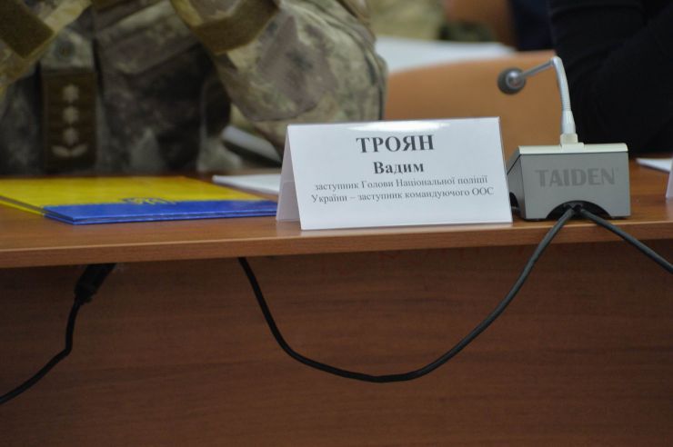 Розпочалося виїзне засідання Комітету з питань прав людини, деокупації та реінтеграції тимчасово окупованих територій у Донецькій, Луганській областях та Автономній Республіці Крим, міста Севастополя, національних меншин і міжнаціональних відносин в м. Сєвєродонецьк.

Голова Комітету Дмитро Лубінець відкрив засідання та звернувся з вітальним словом до учасників заходу. 
Дмитро Лубінець подякував керівництву Луганської обласної державної адміністрації Віталію Комарницькому за сприяння в організації і проведенні засідання, а також співорганізаторам засідання - Офісу Ради Європи в Україні. 
«Ми на власні очі побачили і почули про ті речі, які найбільш турбують як мешканців регіону, так і органи місцевої влади. Без сумніву це допоможе нам визначити першочергові кроки своєї законодавчої діяльності», - зазначив Голова Комітету.

На засіданні присутні члени Комітету:
Лубінець Дмитро Валерійович,
Ткаченко Максим Миколайович,
Горбенко Руслан Олександрович,
Яковлєва Неллі Іллівна,
Умеров Рустем Енверович,
Тарасенко Тарас Петрович,
Касай Костянтин Іванович,
Кузнєцов Олексій Олександрович,
Чийгоз Ахтем Зейтуллайович,
Калаур Іван Романович.
