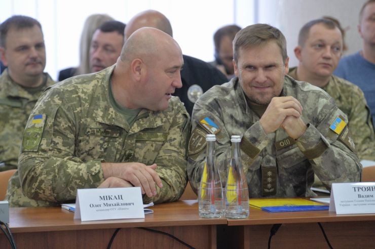 Розпочалося виїзне засідання Комітету з питань прав людини, деокупації та реінтеграції тимчасово окупованих територій у Донецькій, Луганській областях та Автономній Республіці Крим, міста Севастополя, національних меншин і міжнаціональних відносин в м. Сєвєродонецьк.

Голова Комітету Дмитро Лубінець відкрив засідання та звернувся з вітальним словом до учасників заходу. 
Дмитро Лубінець подякував керівництву Луганської обласної державної адміністрації Віталію Комарницькому за сприяння в організації і проведенні засідання, а також співорганізаторам засідання - Офісу Ради Європи в Україні. 
«Ми на власні очі побачили і почули про ті речі, які найбільш турбують як мешканців регіону, так і органи місцевої влади. Без сумніву це допоможе нам визначити першочергові кроки своєї законодавчої діяльності», - зазначив Голова Комітету.

На засіданні присутні члени Комітету:
Лубінець Дмитро Валерійович,
Ткаченко Максим Миколайович,
Горбенко Руслан Олександрович,
Яковлєва Неллі Іллівна,
Умеров Рустем Енверович,
Тарасенко Тарас Петрович,
Касай Костянтин Іванович,
Кузнєцов Олексій Олександрович,
Чийгоз Ахтем Зейтуллайович,
Калаур Іван Романович.
