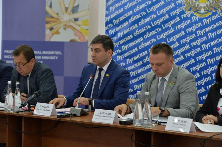 Розпочалося виїзне засідання Комітету з питань прав людини, деокупації та реінтеграції тимчасово окупованих територій у Донецькій, Луганській областях та Автономній Республіці Крим, міста Севастополя, національних меншин і міжнаціональних відносин в м. Сєвєродонецьк.

Голова Комітету Дмитро Лубінець відкрив засідання та звернувся з вітальним словом до учасників заходу. 
Дмитро Лубінець подякував керівництву Луганської обласної державної адміністрації Віталію Комарницькому за сприяння в організації і проведенні засідання, а також співорганізаторам засідання - Офісу Ради Європи в Україні. 
«Ми на власні очі побачили і почули про ті речі, які найбільш турбують як мешканців регіону, так і органи місцевої влади. Без сумніву це допоможе нам визначити першочергові кроки своєї законодавчої діяльності», - зазначив Голова Комітету.

На засіданні присутні члени Комітету:
Лубінець Дмитро Валерійович,
Ткаченко Максим Миколайович,
Горбенко Руслан Олександрович,
Яковлєва Неллі Іллівна,
Умеров Рустем Енверович,
Тарасенко Тарас Петрович,
Касай Костянтин Іванович,
Кузнєцов Олексій Олександрович,
Чийгоз Ахтем Зейтуллайович,
Калаур Іван Романович.
