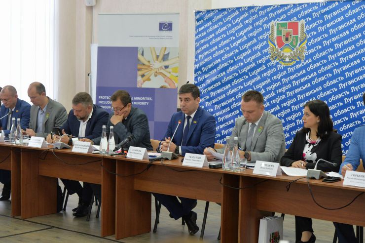 Розпочалося виїзне засідання Комітету з питань прав людини, деокупації та реінтеграції тимчасово окупованих територій у Донецькій, Луганській областях та Автономній Республіці Крим, міста Севастополя, національних меншин і міжнаціональних відносин в м. Сєвєродонецьк.

Голова Комітету Дмитро Лубінець відкрив засідання та звернувся з вітальним словом до учасників заходу. 
Дмитро Лубінець подякував керівництву Луганської обласної державної адміністрації Віталію Комарницькому за сприяння в організації і проведенні засідання, а також співорганізаторам засідання - Офісу Ради Європи в Україні. 
«Ми на власні очі побачили і почули про ті речі, які найбільш турбують як мешканців регіону, так і органи місцевої влади. Без сумніву це допоможе нам визначити першочергові кроки своєї законодавчої діяльності», - зазначив Голова Комітету.

На засіданні присутні члени Комітету:
Лубінець Дмитро Валерійович,
Ткаченко Максим Миколайович,
Горбенко Руслан Олександрович,
Яковлєва Неллі Іллівна,
Умеров Рустем Енверович,
Тарасенко Тарас Петрович,
Касай Костянтин Іванович,
Кузнєцов Олексій Олександрович,
Чийгоз Ахтем Зейтуллайович,
Калаур Іван Романович.
