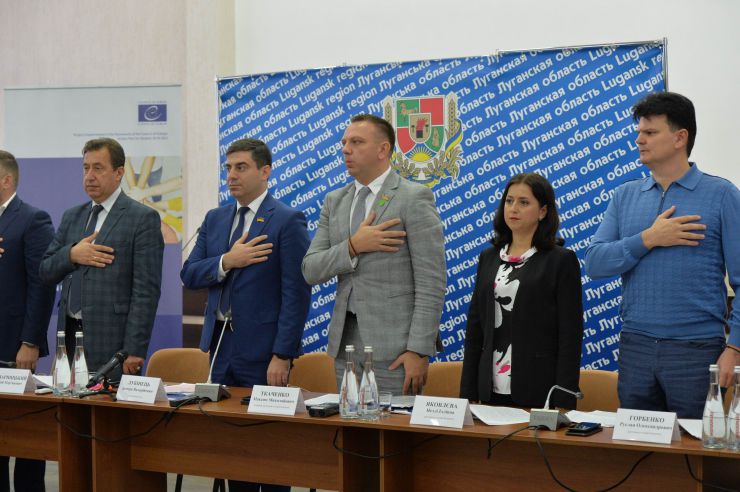 Розпочалося виїзне засідання Комітету з питань прав людини, деокупації та реінтеграції тимчасово окупованих територій у Донецькій, Луганській областях та Автономній Республіці Крим, міста Севастополя, національних меншин і міжнаціональних відносин в м. Сєвєродонецьк.

Голова Комітету Дмитро Лубінець відкрив засідання та звернувся з вітальним словом до учасників заходу. 
Дмитро Лубінець подякував керівництву Луганської обласної державної адміністрації Віталію Комарницькому за сприяння в організації і проведенні засідання, а також співорганізаторам засідання - Офісу Ради Європи в Україні. 
«Ми на власні очі побачили і почули про ті речі, які найбільш турбують як мешканців регіону, так і органи місцевої влади. Без сумніву це допоможе нам визначити першочергові кроки своєї законодавчої діяльності», - зазначив Голова Комітету.

На засіданні присутні члени Комітету:
Лубінець Дмитро Валерійович,
Ткаченко Максим Миколайович,
Горбенко Руслан Олександрович,
Яковлєва Неллі Іллівна,
Умеров Рустем Енверович,
Тарасенко Тарас Петрович,
Касай Костянтин Іванович,
Кузнєцов Олексій Олександрович,
Чийгоз Ахтем Зейтуллайович,
Калаур Іван Романович.

