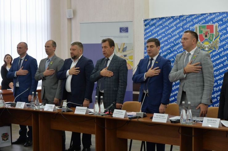 Розпочалося виїзне засідання Комітету з питань прав людини, деокупації та реінтеграції тимчасово окупованих територій у Донецькій, Луганській областях та Автономній Республіці Крим, міста Севастополя, національних меншин і міжнаціональних відносин в м. Сєвєродонецьк.

Голова Комітету Дмитро Лубінець відкрив засідання та звернувся з вітальним словом до учасників заходу. 
Дмитро Лубінець подякував керівництву Луганської обласної державної адміністрації Віталію Комарницькому за сприяння в організації і проведенні засідання, а також співорганізаторам засідання - Офісу Ради Європи в Україні. 
«Ми на власні очі побачили і почули про ті речі, які найбільш турбують як мешканців регіону, так і органи місцевої влади. Без сумніву це допоможе нам визначити першочергові кроки своєї законодавчої діяльності», - зазначив Голова Комітету.

На засіданні присутні члени Комітету:
Лубінець Дмитро Валерійович,
Ткаченко Максим Миколайович,
Горбенко Руслан Олександрович,
Яковлєва Неллі Іллівна,
Умеров Рустем Енверович,
Тарасенко Тарас Петрович,
Касай Костянтин Іванович,
Кузнєцов Олексій Олександрович,
Чийгоз Ахтем Зейтуллайович,
Калаур Іван Романович.
