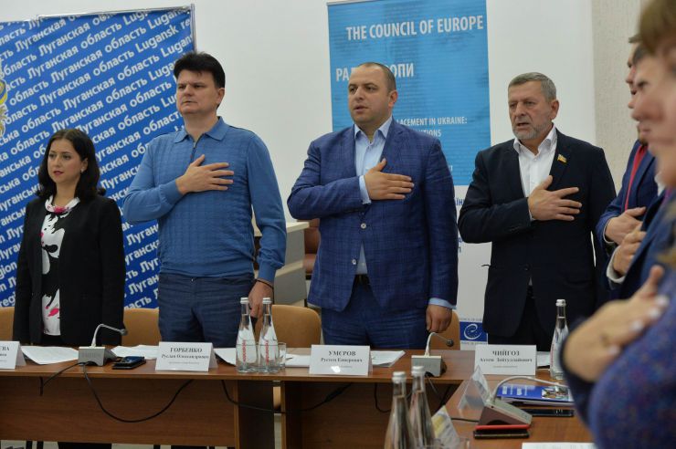 Розпочалося виїзне засідання Комітету з питань прав людини, деокупації та реінтеграції тимчасово окупованих територій у Донецькій, Луганській областях та Автономній Республіці Крим, міста Севастополя, національних меншин і міжнаціональних відносин в м. Сєвєродонецьк.

Голова Комітету Дмитро Лубінець відкрив засідання та звернувся з вітальним словом до учасників заходу. 
Дмитро Лубінець подякував керівництву Луганської обласної державної адміністрації Віталію Комарницькому за сприяння в організації і проведенні засідання, а також співорганізаторам засідання - Офісу Ради Європи в Україні. 
«Ми на власні очі побачили і почули про ті речі, які найбільш турбують як мешканців регіону, так і органи місцевої влади. Без сумніву це допоможе нам визначити першочергові кроки своєї законодавчої діяльності», - зазначив Голова Комітету.

На засіданні присутні члени Комітету:
Лубінець Дмитро Валерійович,
Ткаченко Максим Миколайович,
Горбенко Руслан Олександрович,
Яковлєва Неллі Іллівна,
Умеров Рустем Енверович,
Тарасенко Тарас Петрович,
Касай Костянтин Іванович,
Кузнєцов Олексій Олександрович,
Чийгоз Ахтем Зейтуллайович,
Калаур Іван Романович.
