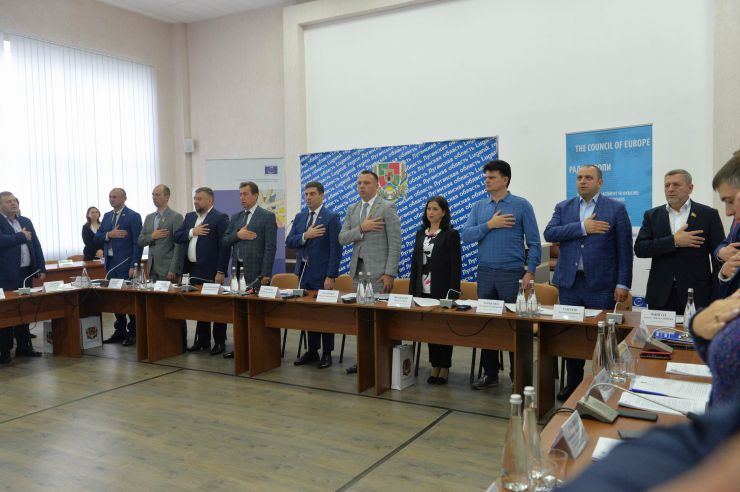 Розпочалося виїзне засідання Комітету з питань прав людини, деокупації та реінтеграції тимчасово окупованих територій у Донецькій, Луганській областях та Автономній Республіці Крим, міста Севастополя, національних меншин і міжнаціональних відносин в м. Сєвєродонецьк.

Голова Комітету Дмитро Лубінець відкрив засідання та звернувся з вітальним словом до учасників заходу. 
Дмитро Лубінець подякував керівництву Луганської обласної державної адміністрації Віталію Комарницькому за сприяння в організації і проведенні засідання, а також співорганізаторам засідання - Офісу Ради Європи в Україні. 
«Ми на власні очі побачили і почули про ті речі, які найбільш турбують як мешканців регіону, так і органи місцевої влади. Без сумніву це допоможе нам визначити першочергові кроки своєї законодавчої діяльності», - зазначив Голова Комітету.

На засіданні присутні члени Комітету:
Лубінець Дмитро Валерійович,
Ткаченко Максим Миколайович,
Горбенко Руслан Олександрович,
Яковлєва Неллі Іллівна,
Умеров Рустем Енверович,
Тарасенко Тарас Петрович,
Касай Костянтин Іванович,
Кузнєцов Олексій Олександрович,
Чийгоз Ахтем Зейтуллайович,
Калаур Іван Романович.

