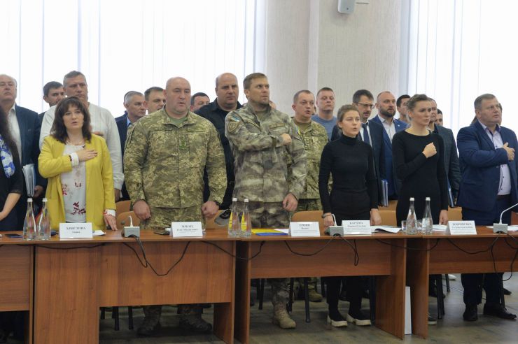Розпочалося виїзне засідання Комітету з питань прав людини, деокупації та реінтеграції тимчасово окупованих територій у Донецькій, Луганській областях та Автономній Республіці Крим, міста Севастополя, національних меншин і міжнаціональних відносин в м. Сєвєродонецьк.

Голова Комітету Дмитро Лубінець відкрив засідання та звернувся з вітальним словом до учасників заходу. 
Дмитро Лубінець подякував керівництву Луганської обласної державної адміністрації Віталію Комарницькому за сприяння в організації і проведенні засідання, а також співорганізаторам засідання - Офісу Ради Європи в Україні. 
«Ми на власні очі побачили і почули про ті речі, які найбільш турбують як мешканців регіону, так і органи місцевої влади. Без сумніву це допоможе нам визначити першочергові кроки своєї законодавчої діяльності», - зазначив Голова Комітету.

На засіданні присутні члени Комітету:
Лубінець Дмитро Валерійович,
Ткаченко Максим Миколайович,
Горбенко Руслан Олександрович,
Яковлєва Неллі Іллівна,
Умеров Рустем Енверович,
Тарасенко Тарас Петрович,
Касай Костянтин Іванович,
Кузнєцов Олексій Олександрович,
Чийгоз Ахтем Зейтуллайович,
Калаур Іван Романович.
