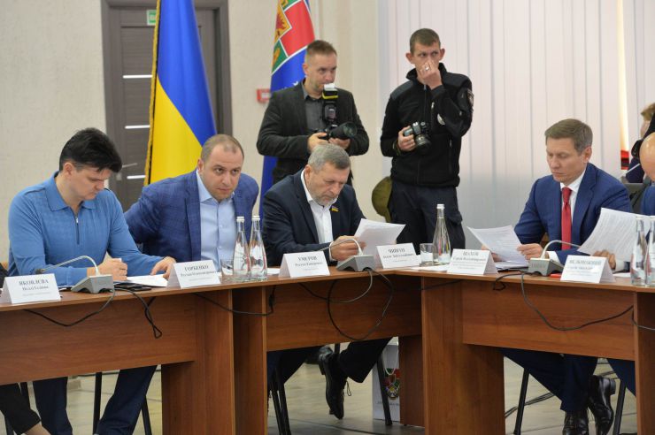 Розпочалося виїзне засідання Комітету з питань прав людини, деокупації та реінтеграції тимчасово окупованих територій у Донецькій, Луганській областях та Автономній Республіці Крим, міста Севастополя, національних меншин і міжнаціональних відносин в м. Сєвєродонецьк.

Голова Комітету Дмитро Лубінець відкрив засідання та звернувся з вітальним словом до учасників заходу. 
Дмитро Лубінець подякував керівництву Луганської обласної державної адміністрації Віталію Комарницькому за сприяння в організації і проведенні засідання, а також співорганізаторам засідання - Офісу Ради Європи в Україні. 
«Ми на власні очі побачили і почули про ті речі, які найбільш турбують як мешканців регіону, так і органи місцевої влади. Без сумніву це допоможе нам визначити першочергові кроки своєї законодавчої діяльності», - зазначив Голова Комітету.

На засіданні присутні члени Комітету:
Лубінець Дмитро Валерійович,
Ткаченко Максим Миколайович,
Горбенко Руслан Олександрович,
Яковлєва Неллі Іллівна,
Умеров Рустем Енверович,
Тарасенко Тарас Петрович,
Касай Костянтин Іванович,
Кузнєцов Олексій Олександрович,
Чийгоз Ахтем Зейтуллайович,
Калаур Іван Романович.
