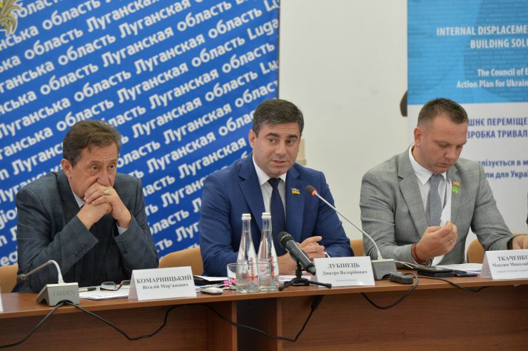 Розпочалося виїзне засідання Комітету з питань прав людини, деокупації та реінтеграції тимчасово окупованих територій у Донецькій, Луганській областях та Автономній Республіці Крим, міста Севастополя, національних меншин і міжнаціональних відносин в м. Сєвєродонецьк.

Голова Комітету Дмитро Лубінець відкрив засідання та звернувся з вітальним словом до учасників заходу. 
Дмитро Лубінець подякував керівництву Луганської обласної державної адміністрації Віталію Комарницькому за сприяння в організації і проведенні засідання, а також співорганізаторам засідання - Офісу Ради Європи в Україні. 
«Ми на власні очі побачили і почули про ті речі, які найбільш турбують як мешканців регіону, так і органи місцевої влади. Без сумніву це допоможе нам визначити першочергові кроки своєї законодавчої діяльності», - зазначив Голова Комітету.

На засіданні присутні члени Комітету:
Лубінець Дмитро Валерійович,
Ткаченко Максим Миколайович,
Горбенко Руслан Олександрович,
Яковлєва Неллі Іллівна,
Умеров Рустем Енверович,
Тарасенко Тарас Петрович,
Касай Костянтин Іванович,
Кузнєцов Олексій Олександрович,
Чийгоз Ахтем Зейтуллайович,
Калаур Іван Романович.
