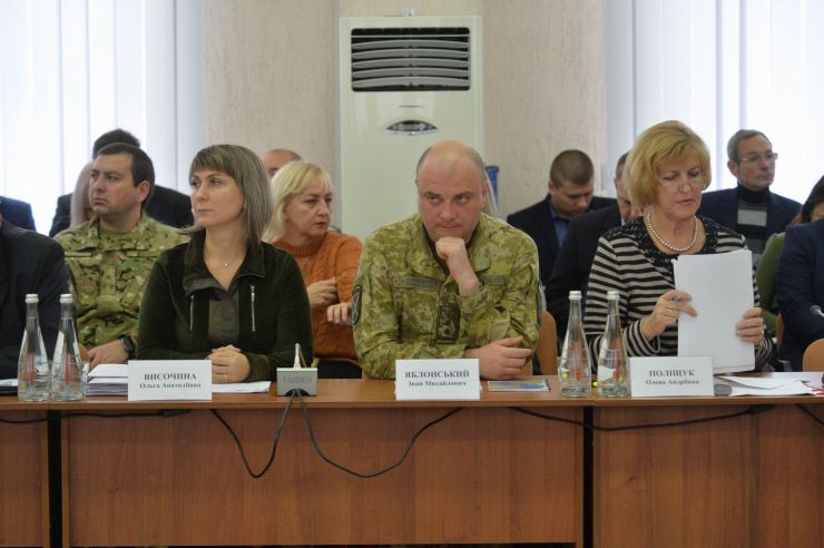 Розпочалося виїзне засідання Комітету з питань прав людини, деокупації та реінтеграції тимчасово окупованих територій у Донецькій, Луганській областях та Автономній Республіці Крим, міста Севастополя, національних меншин і міжнаціональних відносин в м. Сєвєродонецьк.

Голова Комітету Дмитро Лубінець відкрив засідання та звернувся з вітальним словом до учасників заходу. 
Дмитро Лубінець подякував керівництву Луганської обласної державної адміністрації Віталію Комарницькому за сприяння в організації і проведенні засідання, а також співорганізаторам засідання - Офісу Ради Європи в Україні. 
«Ми на власні очі побачили і почули про ті речі, які найбільш турбують як мешканців регіону, так і органи місцевої влади. Без сумніву це допоможе нам визначити першочергові кроки своєї законодавчої діяльності», - зазначив Голова Комітету.

На засіданні присутні члени Комітету:
Лубінець Дмитро Валерійович,
Ткаченко Максим Миколайович,
Горбенко Руслан Олександрович,
Яковлєва Неллі Іллівна,
Умеров Рустем Енверович,
Тарасенко Тарас Петрович,
Касай Костянтин Іванович,
Кузнєцов Олексій Олександрович,
Чийгоз Ахтем Зейтуллайович,
Калаур Іван Романович.
