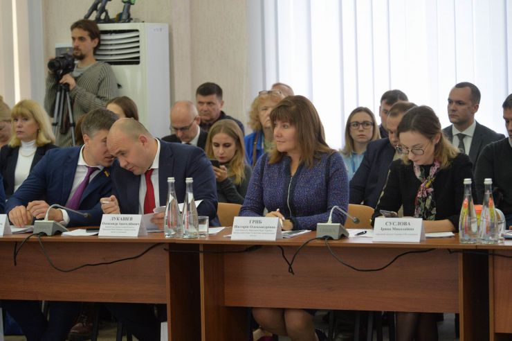 Розпочалося виїзне засідання Комітету з питань прав людини, деокупації та реінтеграції тимчасово окупованих територій у Донецькій, Луганській областях та Автономній Республіці Крим, міста Севастополя, національних меншин і міжнаціональних відносин в м. Сєвєродонецьк.

Голова Комітету Дмитро Лубінець відкрив засідання та звернувся з вітальним словом до учасників заходу. 
Дмитро Лубінець подякував керівництву Луганської обласної державної адміністрації Віталію Комарницькому за сприяння в організації і проведенні засідання, а також співорганізаторам засідання - Офісу Ради Європи в Україні. 
«Ми на власні очі побачили і почули про ті речі, які найбільш турбують як мешканців регіону, так і органи місцевої влади. Без сумніву це допоможе нам визначити першочергові кроки своєї законодавчої діяльності», - зазначив Голова Комітету.

На засіданні присутні члени Комітету:
Лубінець Дмитро Валерійович,
Ткаченко Максим Миколайович,
Горбенко Руслан Олександрович,
Яковлєва Неллі Іллівна,
Умеров Рустем Енверович,
Тарасенко Тарас Петрович,
Касай Костянтин Іванович,
Кузнєцов Олексій Олександрович,
Чийгоз Ахтем Зейтуллайович,
Калаур Іван Романович.
