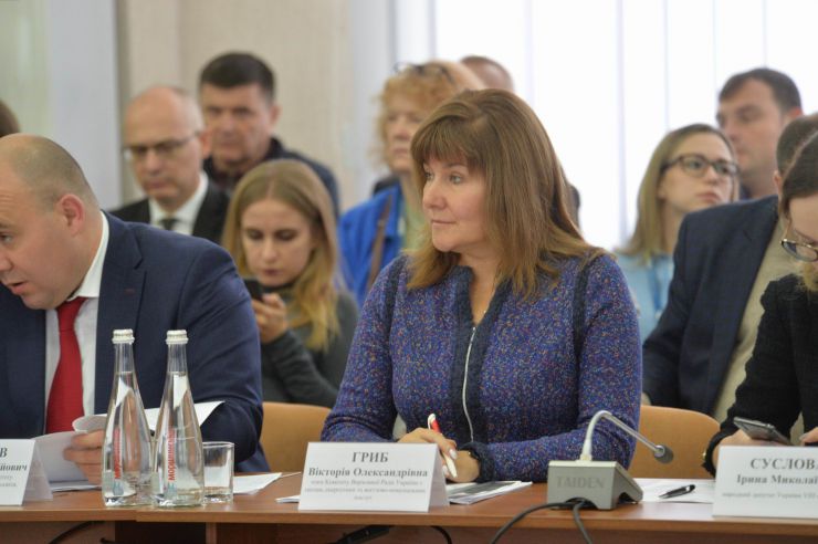 Розпочалося виїзне засідання Комітету з питань прав людини, деокупації та реінтеграції тимчасово окупованих територій у Донецькій, Луганській областях та Автономній Республіці Крим, міста Севастополя, національних меншин і міжнаціональних відносин в м. Сєвєродонецьк.

Голова Комітету Дмитро Лубінець відкрив засідання та звернувся з вітальним словом до учасників заходу. 
Дмитро Лубінець подякував керівництву Луганської обласної державної адміністрації Віталію Комарницькому за сприяння в організації і проведенні засідання, а також співорганізаторам засідання - Офісу Ради Європи в Україні. 
«Ми на власні очі побачили і почули про ті речі, які найбільш турбують як мешканців регіону, так і органи місцевої влади. Без сумніву це допоможе нам визначити першочергові кроки своєї законодавчої діяльності», - зазначив Голова Комітету.

На засіданні присутні члени Комітету:
Лубінець Дмитро Валерійович,
Ткаченко Максим Миколайович,
Горбенко Руслан Олександрович,
Яковлєва Неллі Іллівна,
Умеров Рустем Енверович,
Тарасенко Тарас Петрович,
Касай Костянтин Іванович,
Кузнєцов Олексій Олександрович,
Чийгоз Ахтем Зейтуллайович,
Калаур Іван Романович.
