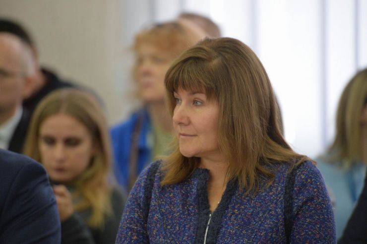 Розпочалося виїзне засідання Комітету з питань прав людини, деокупації та реінтеграції тимчасово окупованих територій у Донецькій, Луганській областях та Автономній Республіці Крим, міста Севастополя, національних меншин і міжнаціональних відносин в м. Сєвєродонецьк.

Голова Комітету Дмитро Лубінець відкрив засідання та звернувся з вітальним словом до учасників заходу. 
Дмитро Лубінець подякував керівництву Луганської обласної державної адміністрації Віталію Комарницькому за сприяння в організації і проведенні засідання, а також співорганізаторам засідання - Офісу Ради Європи в Україні. 
«Ми на власні очі побачили і почули про ті речі, які найбільш турбують як мешканців регіону, так і органи місцевої влади. Без сумніву це допоможе нам визначити першочергові кроки своєї законодавчої діяльності», - зазначив Голова Комітету.

На засіданні присутні члени Комітету:
Лубінець Дмитро Валерійович,
Ткаченко Максим Миколайович,
Горбенко Руслан Олександрович,
Яковлєва Неллі Іллівна,
Умеров Рустем Енверович,
Тарасенко Тарас Петрович,
Касай Костянтин Іванович,
Кузнєцов Олексій Олександрович,
Чийгоз Ахтем Зейтуллайович,
Калаур Іван Романович.
