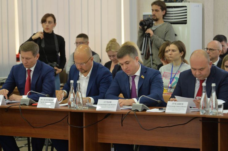 Розпочалося виїзне засідання Комітету з питань прав людини, деокупації та реінтеграції тимчасово окупованих територій у Донецькій, Луганській областях та Автономній Республіці Крим, міста Севастополя, національних меншин і міжнаціональних відносин в м. Сєвєродонецьк.

Голова Комітету Дмитро Лубінець відкрив засідання та звернувся з вітальним словом до учасників заходу. 
Дмитро Лубінець подякував керівництву Луганської обласної державної адміністрації Віталію Комарницькому за сприяння в організації і проведенні засідання, а також співорганізаторам засідання - Офісу Ради Європи в Україні. 
«Ми на власні очі побачили і почули про ті речі, які найбільш турбують як мешканців регіону, так і органи місцевої влади. Без сумніву це допоможе нам визначити першочергові кроки своєї законодавчої діяльності», - зазначив Голова Комітету.

На засіданні присутні члени Комітету:
Лубінець Дмитро Валерійович,
Ткаченко Максим Миколайович,
Горбенко Руслан Олександрович,
Яковлєва Неллі Іллівна,
Умеров Рустем Енверович,
Тарасенко Тарас Петрович,
Касай Костянтин Іванович,
Кузнєцов Олексій Олександрович,
Чийгоз Ахтем Зейтуллайович,
Калаур Іван Романович.
