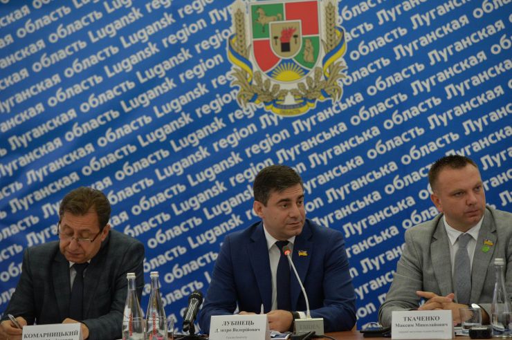 Розпочалося виїзне засідання Комітету з питань прав людини, деокупації та реінтеграції тимчасово окупованих територій у Донецькій, Луганській областях та Автономній Республіці Крим, міста Севастополя, національних меншин і міжнаціональних відносин в м. Сєвєродонецьк.

Голова Комітету Дмитро Лубінець відкрив засідання та звернувся з вітальним словом до учасників заходу. 
Дмитро Лубінець подякував керівництву Луганської обласної державної адміністрації Віталію Комарницькому за сприяння в організації і проведенні засідання, а також співорганізаторам засідання - Офісу Ради Європи в Україні. 
«Ми на власні очі побачили і почули про ті речі, які найбільш турбують як мешканців регіону, так і органи місцевої влади. Без сумніву це допоможе нам визначити першочергові кроки своєї законодавчої діяльності», - зазначив Голова Комітету.

На засіданні присутні члени Комітету:
Лубінець Дмитро Валерійович,
Ткаченко Максим Миколайович,
Горбенко Руслан Олександрович,
Яковлєва Неллі Іллівна,
Умеров Рустем Енверович,
Тарасенко Тарас Петрович,
Касай Костянтин Іванович,
Кузнєцов Олексій Олександрович,
Чийгоз Ахтем Зейтуллайович,
Калаур Іван Романович.
