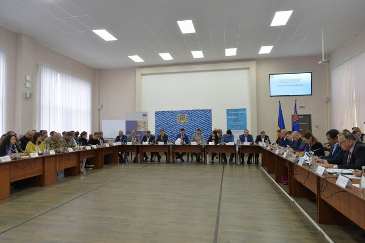 Розпочалося виїзне засідання Комітету з питань прав людини, деокупації та реінтеграції тимчасово окупованих територій у Донецькій, Луганській областях та Автономній Республіці Крим, міста Севастополя, національних меншин і міжнаціональних відносин в м. Сєвєродонецьк.

Голова Комітету Дмитро Лубінець відкрив засідання та звернувся з вітальним словом до учасників заходу. 
Дмитро Лубінець подякував керівництву Луганської обласної державної адміністрації Віталію Комарницькому за сприяння в організації і проведенні засідання, а також співорганізаторам засідання - Офісу Ради Європи в Україні. 
«Ми на власні очі побачили і почули про ті речі, які найбільш турбують як мешканців регіону, так і органи місцевої влади. Без сумніву це допоможе нам визначити першочергові кроки своєї законодавчої діяльності», - зазначив Голова Комітету.

На засіданні присутні члени Комітету:
Лубінець Дмитро Валерійович,
Ткаченко Максим Миколайович,
Горбенко Руслан Олександрович,
Яковлєва Неллі Іллівна,
Умеров Рустем Енверович,
Тарасенко Тарас Петрович,
Касай Костянтин Іванович,
Кузнєцов Олексій Олександрович,
Чийгоз Ахтем Зейтуллайович,
Калаур Іван Романович.
