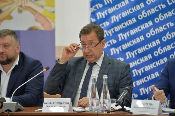 Розпочалося виїзне засідання Комітету з питань прав людини, деокупації та реінтеграції тимчасово окупованих територій у Донецькій, Луганській областях та Автономній Республіці Крим, міста Севастополя, національних меншин і міжнаціональних відносин в м. Сєвєродонецьк.

Голова Комітету Дмитро Лубінець відкрив засідання та звернувся з вітальним словом до учасників заходу. 
Дмитро Лубінець подякував керівництву Луганської обласної державної адміністрації Віталію Комарницькому за сприяння в організації і проведенні засідання, а також співорганізаторам засідання - Офісу Ради Європи в Україні. 
«Ми на власні очі побачили і почули про ті речі, які найбільш турбують як мешканців регіону, так і органи місцевої влади. Без сумніву це допоможе нам визначити першочергові кроки своєї законодавчої діяльності», - зазначив Голова Комітету.

На засіданні присутні члени Комітету:
Лубінець Дмитро Валерійович,
Ткаченко Максим Миколайович,
Горбенко Руслан Олександрович,
Яковлєва Неллі Іллівна,
Умеров Рустем Енверович,
Тарасенко Тарас Петрович,
Касай Костянтин Іванович,
Кузнєцов Олексій Олександрович,
Чийгоз Ахтем Зейтуллайович,
Калаур Іван Романович.

