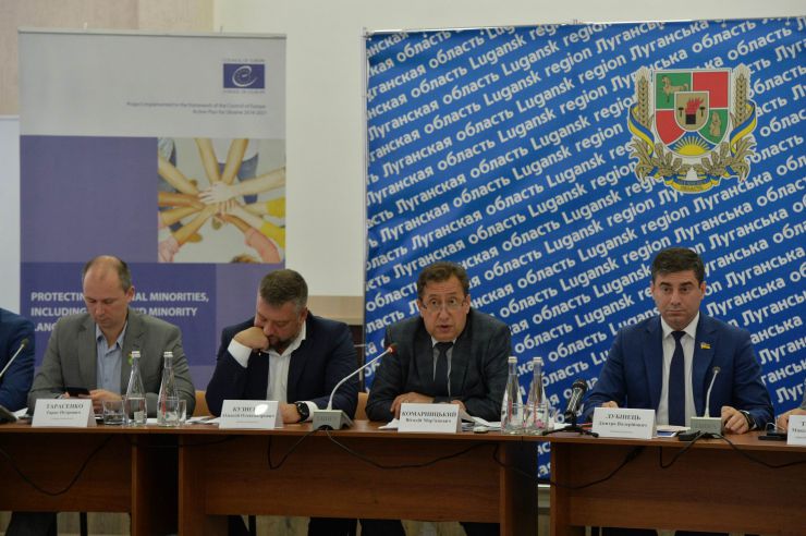 Розпочалося виїзне засідання Комітету з питань прав людини, деокупації та реінтеграції тимчасово окупованих територій у Донецькій, Луганській областях та Автономній Республіці Крим, міста Севастополя, національних меншин і міжнаціональних відносин в м. Сєвєродонецьк.

Голова Комітету Дмитро Лубінець відкрив засідання та звернувся з вітальним словом до учасників заходу. 
Дмитро Лубінець подякував керівництву Луганської обласної державної адміністрації Віталію Комарницькому за сприяння в організації і проведенні засідання, а також співорганізаторам засідання - Офісу Ради Європи в Україні. 
«Ми на власні очі побачили і почули про ті речі, які найбільш турбують як мешканців регіону, так і органи місцевої влади. Без сумніву це допоможе нам визначити першочергові кроки своєї законодавчої діяльності», - зазначив Голова Комітету.

На засіданні присутні члени Комітету:
Лубінець Дмитро Валерійович,
Ткаченко Максим Миколайович,
Горбенко Руслан Олександрович,
Яковлєва Неллі Іллівна,
Умеров Рустем Енверович,
Тарасенко Тарас Петрович,
Касай Костянтин Іванович,
Кузнєцов Олексій Олександрович,
Чийгоз Ахтем Зейтуллайович,
Калаур Іван Романович.
