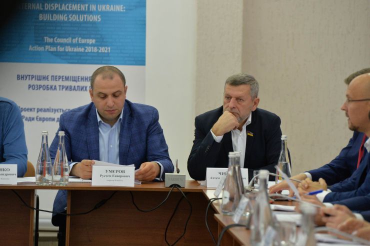 Розпочалося виїзне засідання Комітету з питань прав людини, деокупації та реінтеграції тимчасово окупованих територій у Донецькій, Луганській областях та Автономній Республіці Крим, міста Севастополя, національних меншин і міжнаціональних відносин в м. Сєвєродонецьк.

Голова Комітету Дмитро Лубінець відкрив засідання та звернувся з вітальним словом до учасників заходу. 
Дмитро Лубінець подякував керівництву Луганської обласної державної адміністрації Віталію Комарницькому за сприяння в організації і проведенні засідання, а також співорганізаторам засідання - Офісу Ради Європи в Україні. 
«Ми на власні очі побачили і почули про ті речі, які найбільш турбують як мешканців регіону, так і органи місцевої влади. Без сумніву це допоможе нам визначити першочергові кроки своєї законодавчої діяльності», - зазначив Голова Комітету.

На засіданні присутні члени Комітету:
Лубінець Дмитро Валерійович,
Ткаченко Максим Миколайович,
Горбенко Руслан Олександрович,
Яковлєва Неллі Іллівна,
Умеров Рустем Енверович,
Тарасенко Тарас Петрович,
Касай Костянтин Іванович,
Кузнєцов Олексій Олександрович,
Чийгоз Ахтем Зейтуллайович,
Калаур Іван Романович.
