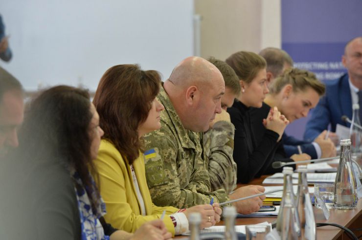 Розпочалося виїзне засідання Комітету з питань прав людини, деокупації та реінтеграції тимчасово окупованих територій у Донецькій, Луганській областях та Автономній Республіці Крим, міста Севастополя, національних меншин і міжнаціональних відносин в м. Сєвєродонецьк.

Голова Комітету Дмитро Лубінець відкрив засідання та звернувся з вітальним словом до учасників заходу. 
Дмитро Лубінець подякував керівництву Луганської обласної державної адміністрації Віталію Комарницькому за сприяння в організації і проведенні засідання, а також співорганізаторам засідання - Офісу Ради Європи в Україні. 
«Ми на власні очі побачили і почули про ті речі, які найбільш турбують як мешканців регіону, так і органи місцевої влади. Без сумніву це допоможе нам визначити першочергові кроки своєї законодавчої діяльності», - зазначив Голова Комітету.

На засіданні присутні члени Комітету:
Лубінець Дмитро Валерійович,
Ткаченко Максим Миколайович,
Горбенко Руслан Олександрович,
Яковлєва Неллі Іллівна,
Умеров Рустем Енверович,
Тарасенко Тарас Петрович,
Касай Костянтин Іванович,
Кузнєцов Олексій Олександрович,
Чийгоз Ахтем Зейтуллайович,
Калаур Іван Романович.
