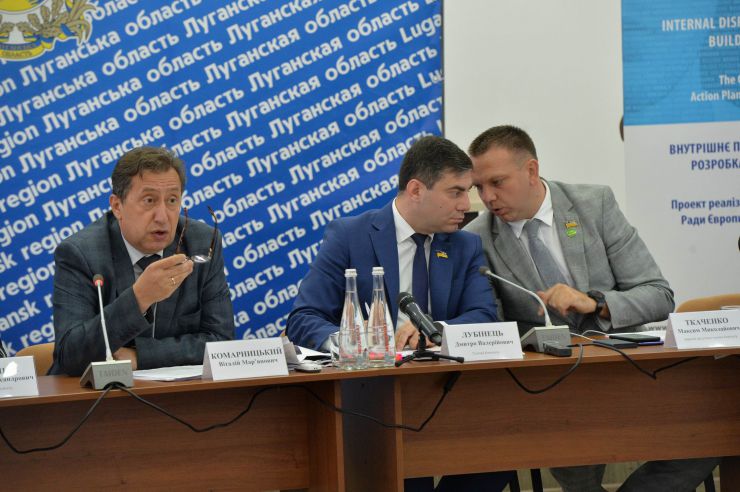 Розпочалося виїзне засідання Комітету з питань прав людини, деокупації та реінтеграції тимчасово окупованих територій у Донецькій, Луганській областях та Автономній Республіці Крим, міста Севастополя, національних меншин і міжнаціональних відносин в м. Сєвєродонецьк.

Голова Комітету Дмитро Лубінець відкрив засідання та звернувся з вітальним словом до учасників заходу. 
Дмитро Лубінець подякував керівництву Луганської обласної державної адміністрації Віталію Комарницькому за сприяння в організації і проведенні засідання, а також співорганізаторам засідання - Офісу Ради Європи в Україні. 
«Ми на власні очі побачили і почули про ті речі, які найбільш турбують як мешканців регіону, так і органи місцевої влади. Без сумніву це допоможе нам визначити першочергові кроки своєї законодавчої діяльності», - зазначив Голова Комітету.

На засіданні присутні члени Комітету:
Лубінець Дмитро Валерійович,
Ткаченко Максим Миколайович,
Горбенко Руслан Олександрович,
Яковлєва Неллі Іллівна,
Умеров Рустем Енверович,
Тарасенко Тарас Петрович,
Касай Костянтин Іванович,
Кузнєцов Олексій Олександрович,
Чийгоз Ахтем Зейтуллайович,
Калаур Іван Романович.
