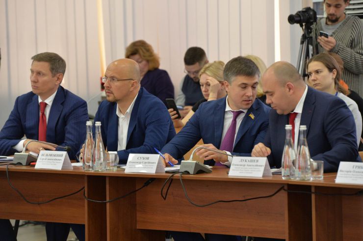 Розпочалося виїзне засідання Комітету з питань прав людини, деокупації та реінтеграції тимчасово окупованих територій у Донецькій, Луганській областях та Автономній Республіці Крим, міста Севастополя, національних меншин і міжнаціональних відносин в м. Сєвєродонецьк.

Голова Комітету Дмитро Лубінець відкрив засідання та звернувся з вітальним словом до учасників заходу. 
Дмитро Лубінець подякував керівництву Луганської обласної державної адміністрації Віталію Комарницькому за сприяння в організації і проведенні засідання, а також співорганізаторам засідання - Офісу Ради Європи в Україні. 
«Ми на власні очі побачили і почули про ті речі, які найбільш турбують як мешканців регіону, так і органи місцевої влади. Без сумніву це допоможе нам визначити першочергові кроки своєї законодавчої діяльності», - зазначив Голова Комітету.

На засіданні присутні члени Комітету:
Лубінець Дмитро Валерійович,
Ткаченко Максим Миколайович,
Горбенко Руслан Олександрович,
Яковлєва Неллі Іллівна,
Умеров Рустем Енверович,
Тарасенко Тарас Петрович,
Касай Костянтин Іванович,
Кузнєцов Олексій Олександрович,
Чийгоз Ахтем Зейтуллайович,
Калаур Іван Романович.
