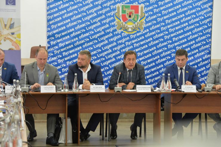 Розпочалося виїзне засідання Комітету з питань прав людини, деокупації та реінтеграції тимчасово окупованих територій у Донецькій, Луганській областях та Автономній Республіці Крим, міста Севастополя, національних меншин і міжнаціональних відносин в м. Сєвєродонецьк.

Голова Комітету Дмитро Лубінець відкрив засідання та звернувся з вітальним словом до учасників заходу. 
Дмитро Лубінець подякував керівництву Луганської обласної державної адміністрації Віталію Комарницькому за сприяння в організації і проведенні засідання, а також співорганізаторам засідання - Офісу Ради Європи в Україні. 
«Ми на власні очі побачили і почули про ті речі, які найбільш турбують як мешканців регіону, так і органи місцевої влади. Без сумніву це допоможе нам визначити першочергові кроки своєї законодавчої діяльності», - зазначив Голова Комітету.

На засіданні присутні члени Комітету:
Лубінець Дмитро Валерійович,
Ткаченко Максим Миколайович,
Горбенко Руслан Олександрович,
Яковлєва Неллі Іллівна,
Умеров Рустем Енверович,
Тарасенко Тарас Петрович,
Касай Костянтин Іванович,
Кузнєцов Олексій Олександрович,
Чийгоз Ахтем Зейтуллайович,
Калаур Іван Романович.
