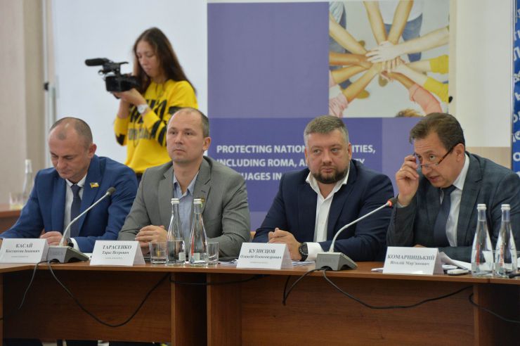 Розпочалося виїзне засідання Комітету з питань прав людини, деокупації та реінтеграції тимчасово окупованих територій у Донецькій, Луганській областях та Автономній Республіці Крим, міста Севастополя, національних меншин і міжнаціональних відносин в м. Сєвєродонецьк.

Голова Комітету Дмитро Лубінець відкрив засідання та звернувся з вітальним словом до учасників заходу. 
Дмитро Лубінець подякував керівництву Луганської обласної державної адміністрації Віталію Комарницькому за сприяння в організації і проведенні засідання, а також співорганізаторам засідання - Офісу Ради Європи в Україні. 
«Ми на власні очі побачили і почули про ті речі, які найбільш турбують як мешканців регіону, так і органи місцевої влади. Без сумніву це допоможе нам визначити першочергові кроки своєї законодавчої діяльності», - зазначив Голова Комітету.

На засіданні присутні члени Комітету:
Лубінець Дмитро Валерійович,
Ткаченко Максим Миколайович,
Горбенко Руслан Олександрович,
Яковлєва Неллі Іллівна,
Умеров Рустем Енверович,
Тарасенко Тарас Петрович,
Касай Костянтин Іванович,
Кузнєцов Олексій Олександрович,
Чийгоз Ахтем Зейтуллайович,
Калаур Іван Романович.
