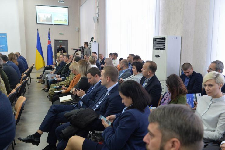 Розпочалося виїзне засідання Комітету з питань прав людини, деокупації та реінтеграції тимчасово окупованих територій у Донецькій, Луганській областях та Автономній Республіці Крим, міста Севастополя, національних меншин і міжнаціональних відносин в м. Сєвєродонецьк.

Голова Комітету Дмитро Лубінець відкрив засідання та звернувся з вітальним словом до учасників заходу. 
Дмитро Лубінець подякував керівництву Луганської обласної державної адміністрації Віталію Комарницькому за сприяння в організації і проведенні засідання, а також співорганізаторам засідання - Офісу Ради Європи в Україні. 
«Ми на власні очі побачили і почули про ті речі, які найбільш турбують як мешканців регіону, так і органи місцевої влади. Без сумніву це допоможе нам визначити першочергові кроки своєї законодавчої діяльності», - зазначив Голова Комітету.

На засіданні присутні члени Комітету:
Лубінець Дмитро Валерійович,
Ткаченко Максим Миколайович,
Горбенко Руслан Олександрович,
Яковлєва Неллі Іллівна,
Умеров Рустем Енверович,
Тарасенко Тарас Петрович,
Касай Костянтин Іванович,
Кузнєцов Олексій Олександрович,
Чийгоз Ахтем Зейтуллайович,
Калаур Іван Романович.
