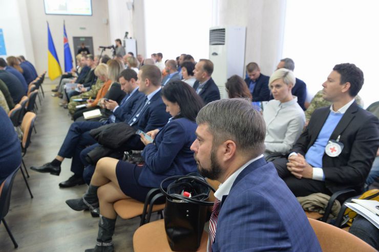 Розпочалося виїзне засідання Комітету з питань прав людини, деокупації та реінтеграції тимчасово окупованих територій у Донецькій, Луганській областях та Автономній Республіці Крим, міста Севастополя, національних меншин і міжнаціональних відносин в м. Сєвєродонецьк.

Голова Комітету Дмитро Лубінець відкрив засідання та звернувся з вітальним словом до учасників заходу. 
Дмитро Лубінець подякував керівництву Луганської обласної державної адміністрації Віталію Комарницькому за сприяння в організації і проведенні засідання, а також співорганізаторам засідання - Офісу Ради Європи в Україні. 
«Ми на власні очі побачили і почули про ті речі, які найбільш турбують як мешканців регіону, так і органи місцевої влади. Без сумніву це допоможе нам визначити першочергові кроки своєї законодавчої діяльності», - зазначив Голова Комітету.

На засіданні присутні члени Комітету:
Лубінець Дмитро Валерійович,
Ткаченко Максим Миколайович,
Горбенко Руслан Олександрович,
Яковлєва Неллі Іллівна,
Умеров Рустем Енверович,
Тарасенко Тарас Петрович,
Касай Костянтин Іванович,
Кузнєцов Олексій Олександрович,
Чийгоз Ахтем Зейтуллайович,
Калаур Іван Романович.
