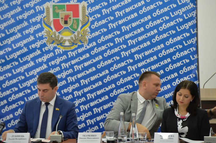 Розпочалося виїзне засідання Комітету з питань прав людини, деокупації та реінтеграції тимчасово окупованих територій у Донецькій, Луганській областях та Автономній Республіці Крим, міста Севастополя, національних меншин і міжнаціональних відносин в м. Сєвєродонецьк.

Голова Комітету Дмитро Лубінець відкрив засідання та звернувся з вітальним словом до учасників заходу. 
Дмитро Лубінець подякував керівництву Луганської обласної державної адміністрації Віталію Комарницькому за сприяння в організації і проведенні засідання, а також співорганізаторам засідання - Офісу Ради Європи в Україні. 
«Ми на власні очі побачили і почули про ті речі, які найбільш турбують як мешканців регіону, так і органи місцевої влади. Без сумніву це допоможе нам визначити першочергові кроки своєї законодавчої діяльності», - зазначив Голова Комітету.

На засіданні присутні члени Комітету:
Лубінець Дмитро Валерійович,
Ткаченко Максим Миколайович,
Горбенко Руслан Олександрович,
Яковлєва Неллі Іллівна,
Умеров Рустем Енверович,
Тарасенко Тарас Петрович,
Касай Костянтин Іванович,
Кузнєцов Олексій Олександрович,
Чийгоз Ахтем Зейтуллайович,
Калаур Іван Романович.
