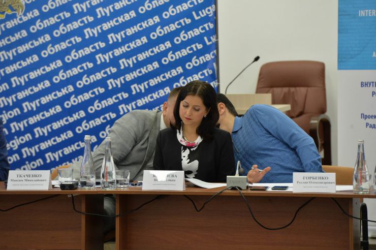 Розпочалося виїзне засідання Комітету з питань прав людини, деокупації та реінтеграції тимчасово окупованих територій у Донецькій, Луганській областях та Автономній Республіці Крим, міста Севастополя, національних меншин і міжнаціональних відносин в м. Сєвєродонецьк.

Голова Комітету Дмитро Лубінець відкрив засідання та звернувся з вітальним словом до учасників заходу. 
Дмитро Лубінець подякував керівництву Луганської обласної державної адміністрації Віталію Комарницькому за сприяння в організації і проведенні засідання, а також співорганізаторам засідання - Офісу Ради Європи в Україні. 
«Ми на власні очі побачили і почули про ті речі, які найбільш турбують як мешканців регіону, так і органи місцевої влади. Без сумніву це допоможе нам визначити першочергові кроки своєї законодавчої діяльності», - зазначив Голова Комітету.

На засіданні присутні члени Комітету:
Лубінець Дмитро Валерійович,
Ткаченко Максим Миколайович,
Горбенко Руслан Олександрович,
Яковлєва Неллі Іллівна,
Умеров Рустем Енверович,
Тарасенко Тарас Петрович,
Касай Костянтин Іванович,
Кузнєцов Олексій Олександрович,
Чийгоз Ахтем Зейтуллайович,
Калаур Іван Романович.
