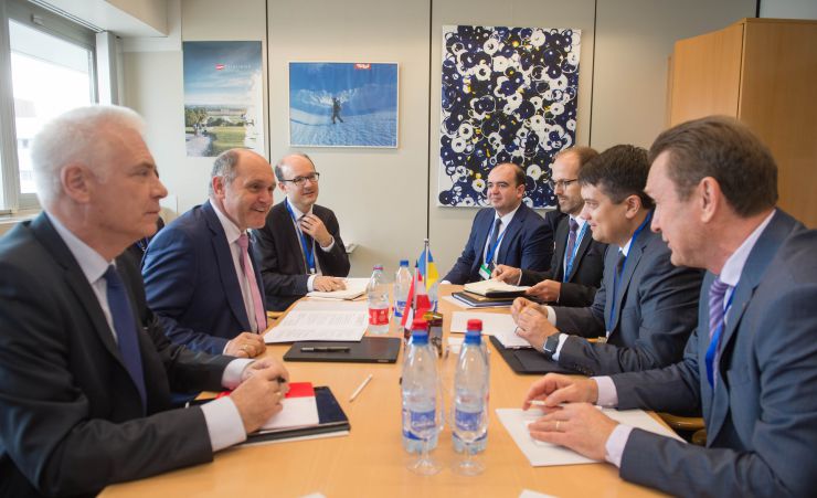 Робочий візит української делегаціі на чолі з Головою Верховної Ради України Дмитром Разумковим до Французької Республіки для участі в Європейській конференції голів парламентів держав-членів  Ради Європи.

Зустріч Голови Верховної Ради України Дмитра Разумкова з Головою Національної Ради Австрійської Республіки Вольгангом Соботкою. З української сторони також беруть участь: Б.Яременко, С.Штучний, Ю.Лубкович, Б.Колісниченко, В.Константинова 
