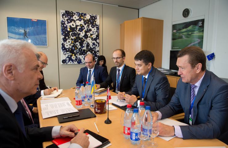 Робочий візит української делегаціі на чолі з Головою Верховної Ради України Дмитром Разумковим до Французької Республіки для участі в Європейській конференції голів парламентів держав-членів  Ради Європи.

Зустріч Голови Верховної Ради України Дмитра Разумкова з Головою Національної Ради Австрійської Республіки Вольгангом Соботкою. З української сторони також беруть участь: Б.Яременко, С.Штучний, Ю.Лубкович, Б.Колісниченко, В.Константинова 
