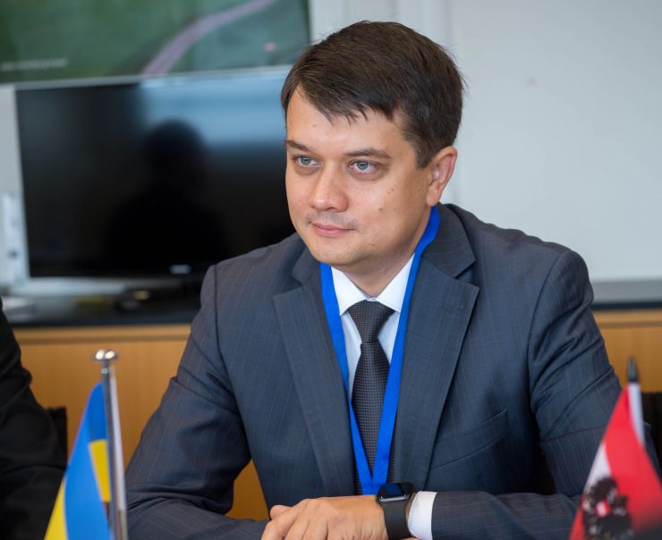 Робочий візит української делегаціі на чолі з Головою Верховної Ради України Дмитром Разумковим до Французької Республіки для участі в Європейській конференції голів парламентів держав-членів  Ради Європи.

Зустріч Голови Верховної Ради України Дмитра Разумкова з Головою Національної Ради Австрійської Республіки Вольгангом Соботкою. З української сторони також беруть участь: Б.Яременко, С.Штучний, Ю.Лубкович, Б.Колісниченко, В.Константинова 
