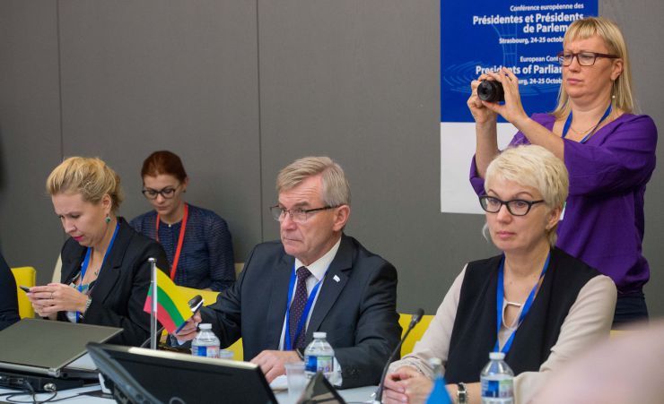 Робочий візит української делегаціі на чолі з Головою Верховної Ради України Дмитром Разумковим до Французької Республіки для участі в Європейській конференції голів парламентів держав-членів Ради Європи.

Зустріч Голови Верховної Ради України Дмитра  Разумкова з Главами Парламентів: Латвійської Республіки пані Інарою Мурнієце, Литовської Республіки Вікторасом Пранцкєтісом,  Єстонії Хенном Пиллуаасом (група «Балтік+»). 

З української сторони також беруть участь: Б.Яременко, С.Штучний, Ю.Лубкович, Б.Колісниченко, О.Туній, В.Константинова.
Послідовний переклад забезпечує О.Фурман
