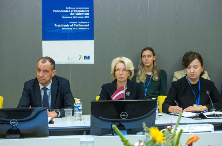 Робочий візит української делегаціі на чолі з Головою Верховної Ради України Дмитром Разумковим до Французької Республіки для участі в Європейській конференції голів парламентів держав-членів Ради Європи.

Зустріч Голови Верховної Ради України Дмитра  Разумкова з Главами Парламентів: Латвійської Республіки пані Інарою Мурнієце, Литовської Республіки Вікторасом Пранцкєтісом,  Єстонії Хенном Пиллуаасом (група «Балтік+»). 

З української сторони також беруть участь: Б.Яременко, С.Штучний, Ю.Лубкович, Б.Колісниченко, О.Туній, В.Константинова.
Послідовний переклад забезпечує О.Фурман

