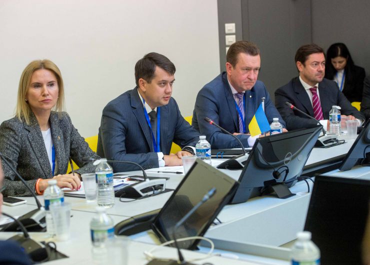 Робочий візит української делегаціі на чолі з Головою Верховної Ради України Дмитром Разумковим до Французької Республіки для участі в Європейській конференції голів парламентів держав-членів Ради Європи.

Зустріч Голови Верховної Ради України Дмитра  Разумкова з Главами Парламентів: Латвійської Республіки пані Інарою Мурнієце, Литовської Республіки Вікторасом Пранцкєтісом,  Єстонії Хенном Пиллуаасом (група «Балтік+»). 

З української сторони також беруть участь: Б.Яременко, С.Штучний, Ю.Лубкович, Б.Колісниченко, О.Туній, В.Константинова.
Послідовний переклад забезпечує О.Фурман
Яременко, Кондратюк, Штучний
