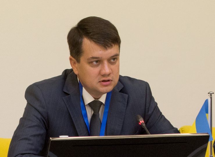 Робочий візит української делегаціі на чолі з Головою Верховної Ради України Дмитром Разумковим до Французької Республіки для участі в Європейській конференції голів парламентів держав-членів Ради Європи.

Зустріч Голови Верховної Ради України Дмитра  Разумкова з Главами Парламентів: Латвійської Республіки пані Інарою Мурнієце, Литовської Республіки Вікторасом Пранцкєтісом,  Єстонії Хенном Пиллуаасом (група «Балтік+»). 

З української сторони також беруть участь: Б.Яременко, С.Штучний, Ю.Лубкович, Б.Колісниченко, О.Туній, В.Константинова.
Послідовний переклад забезпечує О.Фурман
