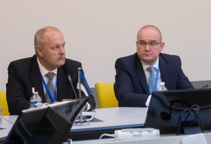 Робочий візит української делегаціі на чолі з Головою Верховної Ради України Дмитром Разумковим до Французької Республіки для участі в Європейській конференції голів парламентів держав-членів Ради Європи.

Зустріч Голови Верховної Ради України Дмитра  Разумкова з Главами Парламентів: Латвійської Республіки пані Інарою Мурнієце, Литовської Республіки Вікторасом Пранцкєтісом,  Єстонії Хенном Пиллуаасом (група «Балтік+»). 

З української сторони також беруть участь: Б.Яременко, С.Штучний, Ю.Лубкович, Б.Колісниченко, О.Туній, В.Константинова.
Послідовний переклад забезпечує О.Фурман
