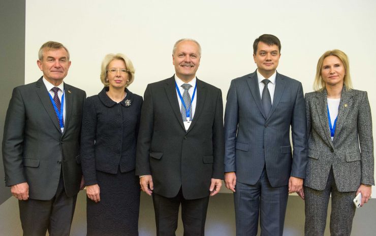 Робочий візит української делегаціі на чолі з Головою Верховної Ради України Дмитром Разумковим до Французької Республіки для участі в Європейській конференції голів парламентів держав-членів Ради Європи.

Зустріч Голови Верховної Ради України Дмитра  Разумкова з Главами Парламентів: Латвійської Республіки пані Інарою Мурнієце, Литовської Республіки Вікторасом Пранцкєтісом,  Єстонії Хенном Пиллуаасом (група «Балтік+»). 

З української сторони також беруть участь: Б.Яременко, С.Штучний, Ю.Лубкович, Б.Колісниченко, О.Туній, В.Константинова.
Послідовний переклад забезпечує О.Фурман.
Олена Кондратюк
