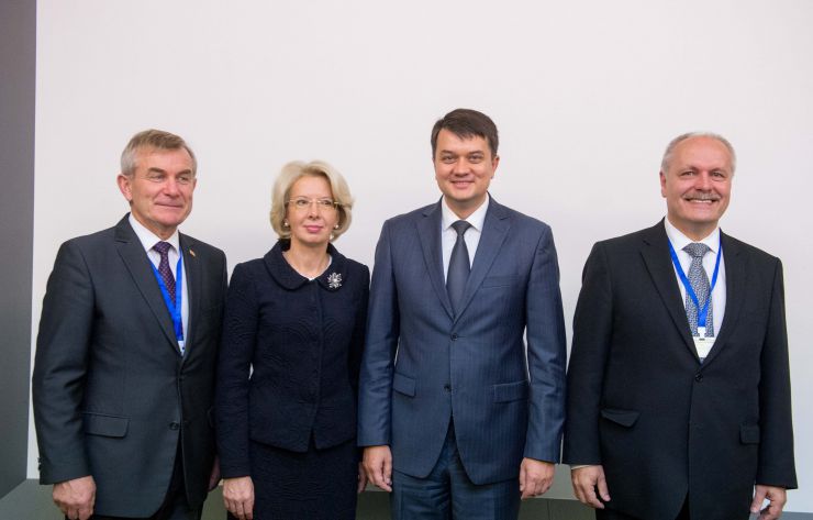 Робочий візит української делегаціі на чолі з Головою Верховної Ради України Дмитром Разумковим до Французької Республіки для участі в Європейській конференції голів парламентів держав-членів Ради Європи.

Зустріч Голови Верховної Ради України Дмитра  Разумкова з Главами Парламентів: Латвійської Республіки пані Інарою Мурнієце, Литовської Республіки Вікторасом Пранцкєтісом,  Єстонії Хенном Пиллуаасом (група «Балтік+»). 

З української сторони також беруть участь: Б.Яременко, С.Штучний, Ю.Лубкович, Б.Колісниченко, О.Туній, В.Константинова.
Послідовний переклад забезпечує О.Фурман
