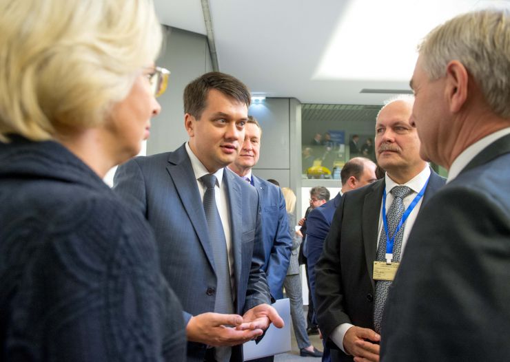 Робочий візит української делегаціі на чолі з Головою Верховної Ради України Дмитром Разумковим до Французької Республіки для участі в Європейській конференції голів парламентів держав-членів Ради Європи.

Зустріч Голови Верховної Ради України Дмитра  Разумкова з Главами Парламентів: Латвійської Республіки пані Інарою Мурнієце, Литовської Республіки Вікторасом Пранцкєтісом,  Єстонії Хенном Пиллуаасом (група «Балтік+»). 

З української сторони також беруть участь: Б.Яременко, С.Штучний, Ю.Лубкович, Б.Колісниченко, О.Туній, В.Константинова.
Послідовний переклад забезпечує О.Фурман
