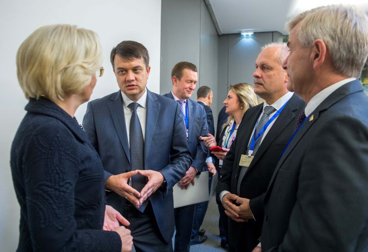 Робочий візит української делегаціі на чолі з Головою Верховної Ради України Дмитром Разумковим до Французької Республіки для участі в Європейській конференції голів парламентів держав-членів Ради Європи.

Зустріч Голови Верховної Ради України Дмитра  Разумкова з Главами Парламентів: Латвійської Республіки пані Інарою Мурнієце, Литовської Республіки Вікторасом Пранцкєтісом,  Єстонії Хенном Пиллуаасом (група «Балтік+»). 

З української сторони також беруть участь: Б.Яременко, С.Штучний, Ю.Лубкович, Б.Колісниченко, О.Туній, В.Константинова.
Послідовний переклад забезпечує О.Фурман
