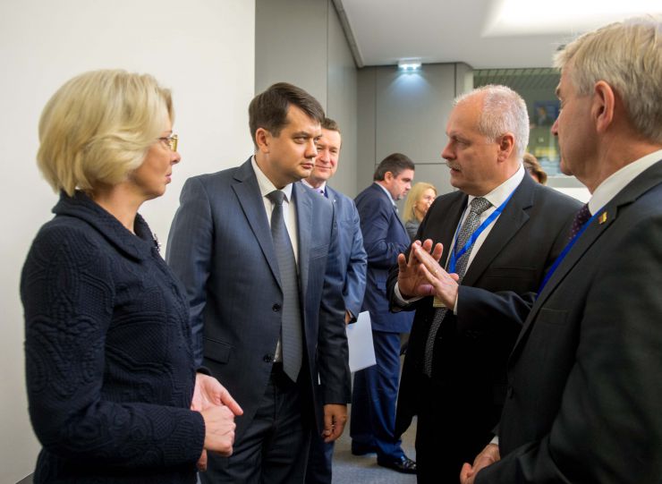 Робочий візит української делегаціі на чолі з Головою Верховної Ради України Дмитром Разумковим до Французької Республіки для участі в Європейській конференції голів парламентів держав-членів Ради Європи.

Зустріч Голови Верховної Ради України Дмитра  Разумкова з Главами Парламентів: Латвійської Республіки пані Інарою Мурнієце, Литовської Республіки Вікторасом Пранцкєтісом,  Єстонії Хенном Пиллуаасом (група «Балтік+»). 

З української сторони також беруть участь: Б.Яременко, С.Штучний, Ю.Лубкович, Б.Колісниченко, О.Туній, В.Константинова.
Послідовний переклад забезпечує О.Фурман
