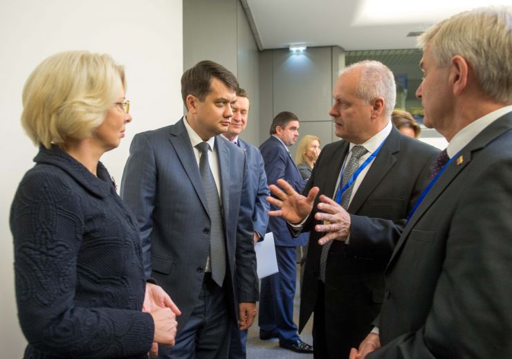 Робочий візит української делегаціі на чолі з Головою Верховної Ради України Дмитром Разумковим до Французької Республіки для участі в Європейській конференції голів парламентів держав-членів Ради Європи.

Зустріч Голови Верховної Ради України Дмитра  Разумкова з Главами Парламентів: Латвійської Республіки пані Інарою Мурнієце, Литовської Республіки Вікторасом Пранцкєтісом,  Єстонії Хенном Пиллуаасом (група «Балтік+»). 

З української сторони також беруть участь: Б.Яременко, С.Штучний, Ю.Лубкович, Б.Колісниченко, О.Туній, В.Константинова.
Послідовний переклад забезпечує О.Фурман
