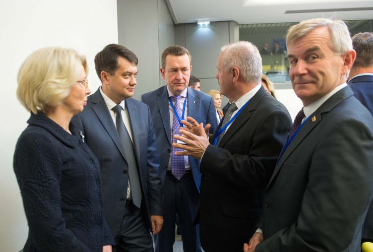 Робочий візит української делегаціі на чолі з Головою Верховної Ради України Дмитром Разумковим до Французької Республіки для участі в Європейській конференції голів парламентів держав-членів Ради Європи.

Зустріч Голови Верховної Ради України Дмитра  Разумкова з Главами Парламентів: Латвійської Республіки пані Інарою Мурнієце, Литовської Республіки Вікторасом Пранцкєтісом,  Єстонії Хенном Пиллуаасом (група «Балтік+»). 

З української сторони також беруть участь: Б.Яременко, С.Штучний, Ю.Лубкович, Б.Колісниченко, О.Туній, В.Константинова.
Послідовний переклад забезпечує О.Фурман
