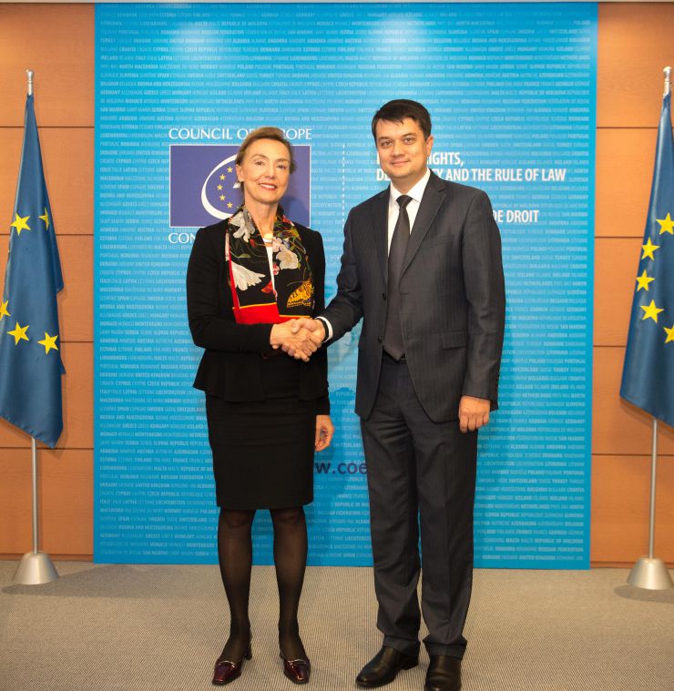 Робочий візит української делегаціі на чолі з Головою Верховної Ради України Дмитром Разумковим до Французької Республіки для участі в Європейській конференції голів парламентів держав-членів Ради Європи.

Зустріч Голови Верховної Ради України Дмитра Разумкова з Генеральним секретарем РЄ пані Марією Пейчинович-Бурич 

З української сторони також беруть участь: О.Кондратюк, Б.Яременко, С.Штучний, Ю.Лубкович
